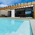 + Piscina Independiente فيلة