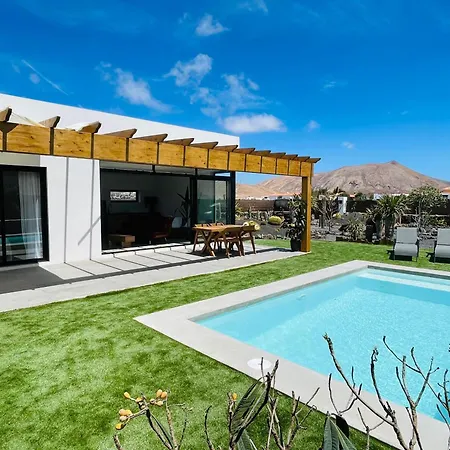+ Piscina Independiente فيلة