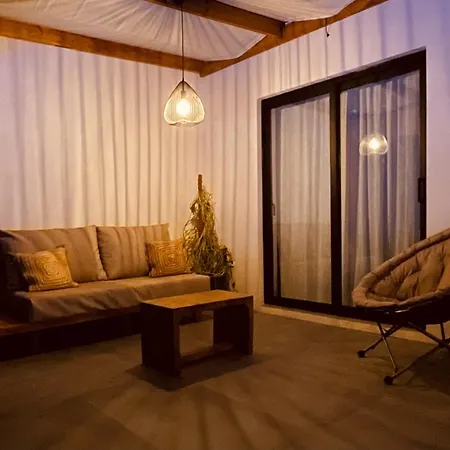 + Piscina Independiente فيلة