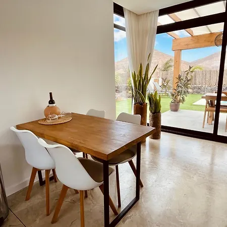 Βίλα + Piscina Independiente *