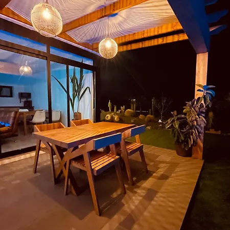 + Piscina Independiente ラ・オリーバ