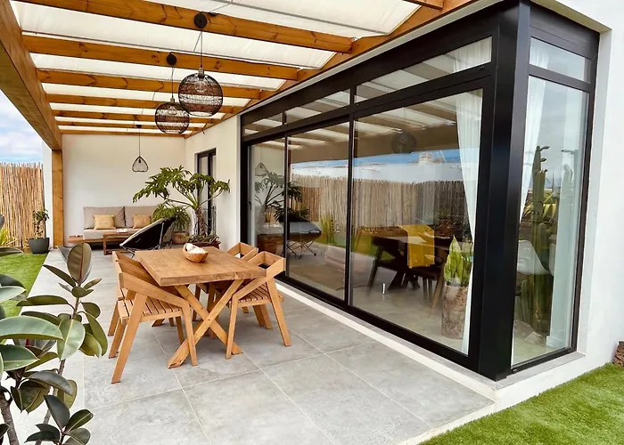 Villa + Piscina Independiente La Oliva